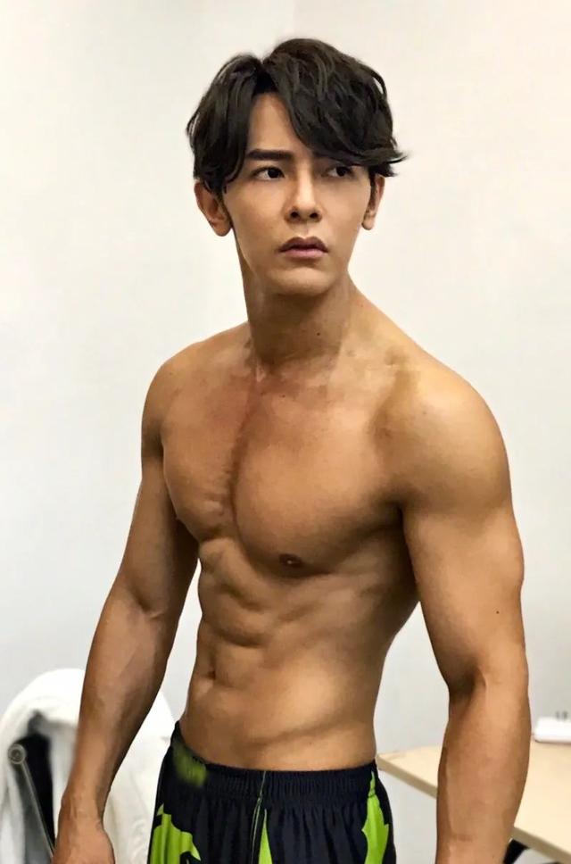 汪东城露腹肌小视频太性感,网友:这内裤也太花哨了吧