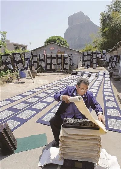 陈松尧师傅晾晒蓝夹缬.陈尚云 摄