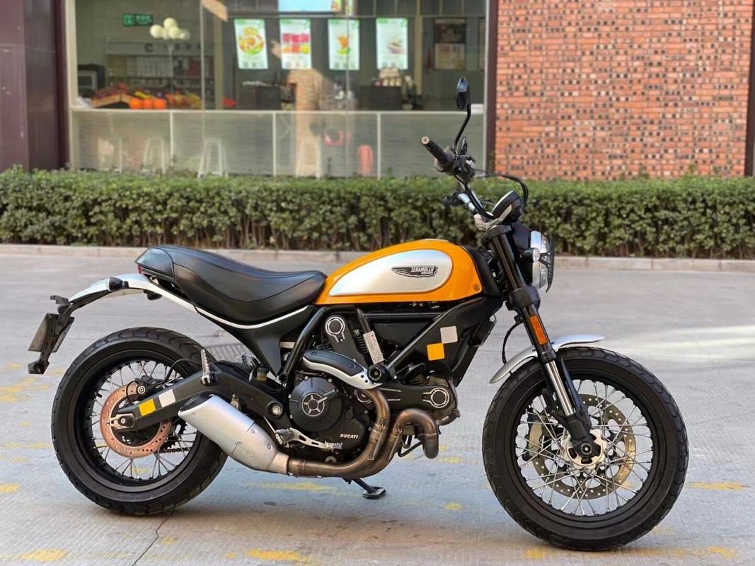 每天晚上10点过后,我在三环辅路上经常目睹一群京b牌照的摩托车轰鸣而