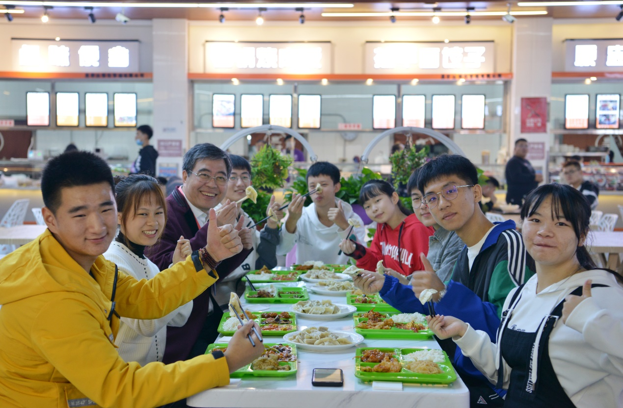 哈尔滨广厦学院食堂图片