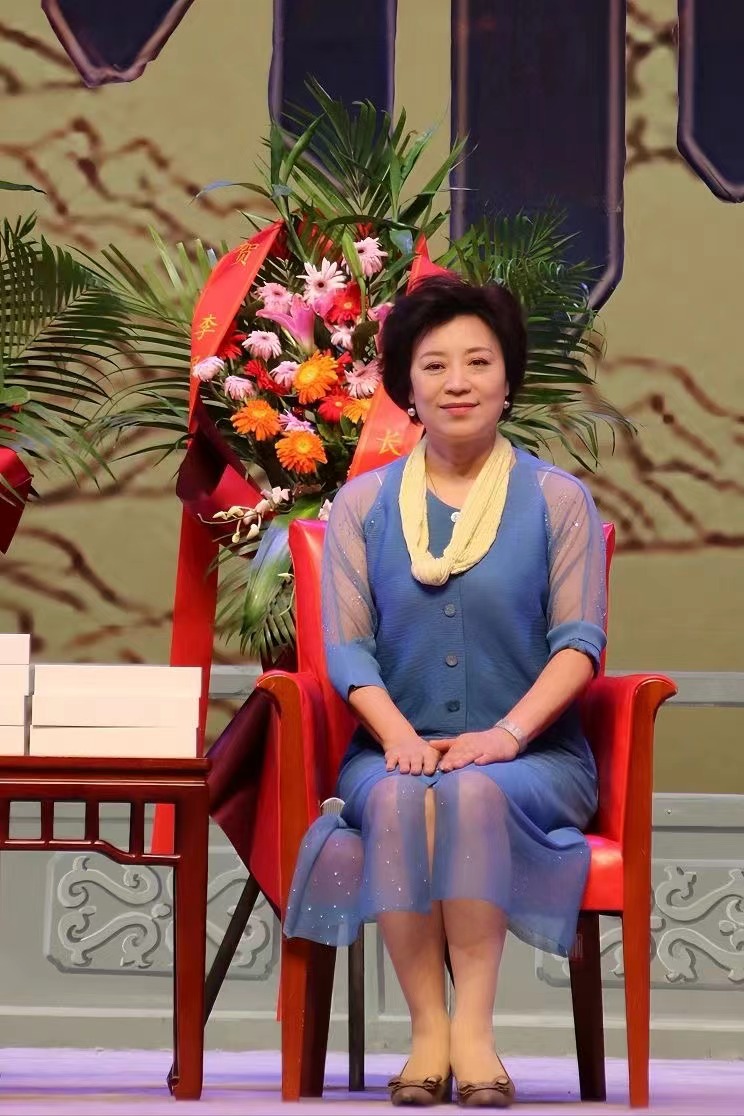 在北京梅兰芳大剧院,京剧名家李佩红收下七位弟子