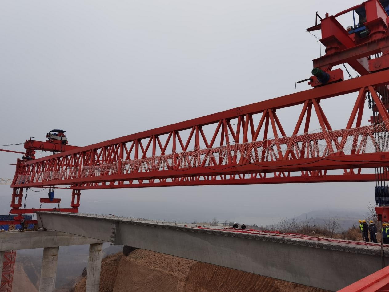 铜川市玉皇阁二号桥首片预制梁成功架设