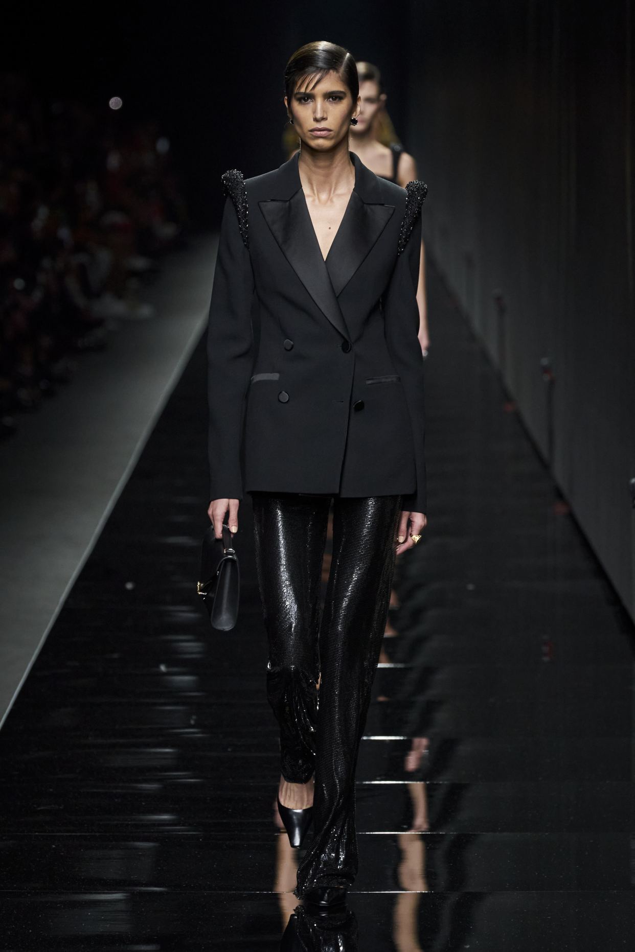 versace冬装真好看!收腰西装搭配小喇叭裤时髦又个性,潮流分析