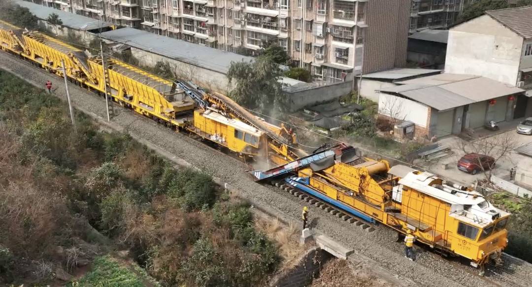 达成铁路开展道床清筛 助力中欧班列平稳运行