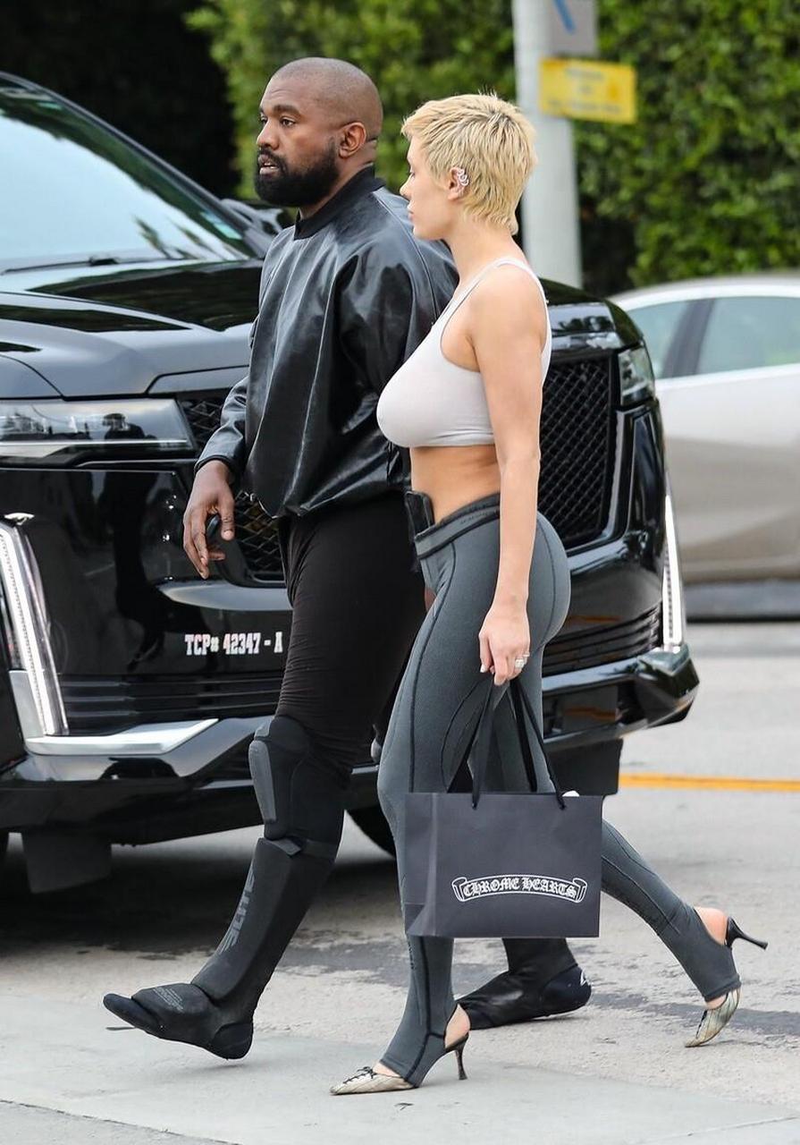 侃爷妻子身材不输金卡戴珊  本文并不代表小编赞同其观点和对其真实性