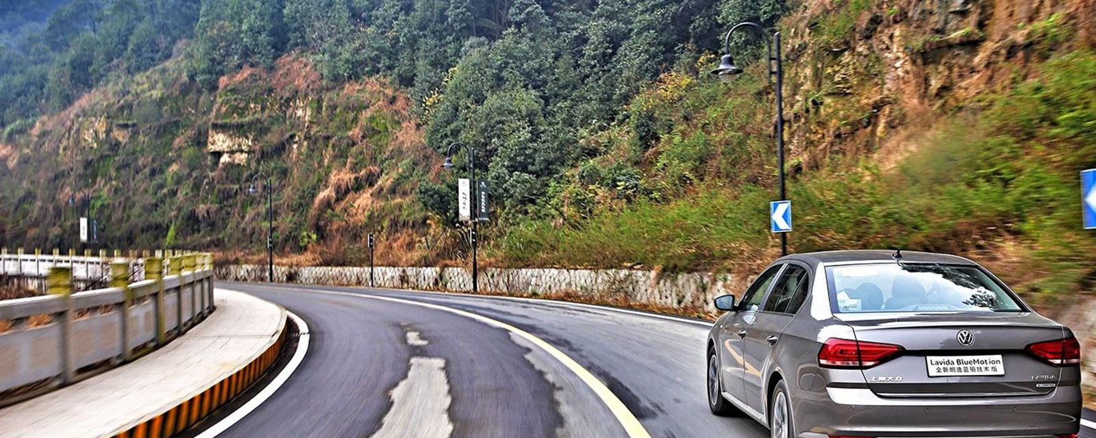 驾驶汽车在道路上急转弯处怎样行驶?经过公交站台怎样行驶?