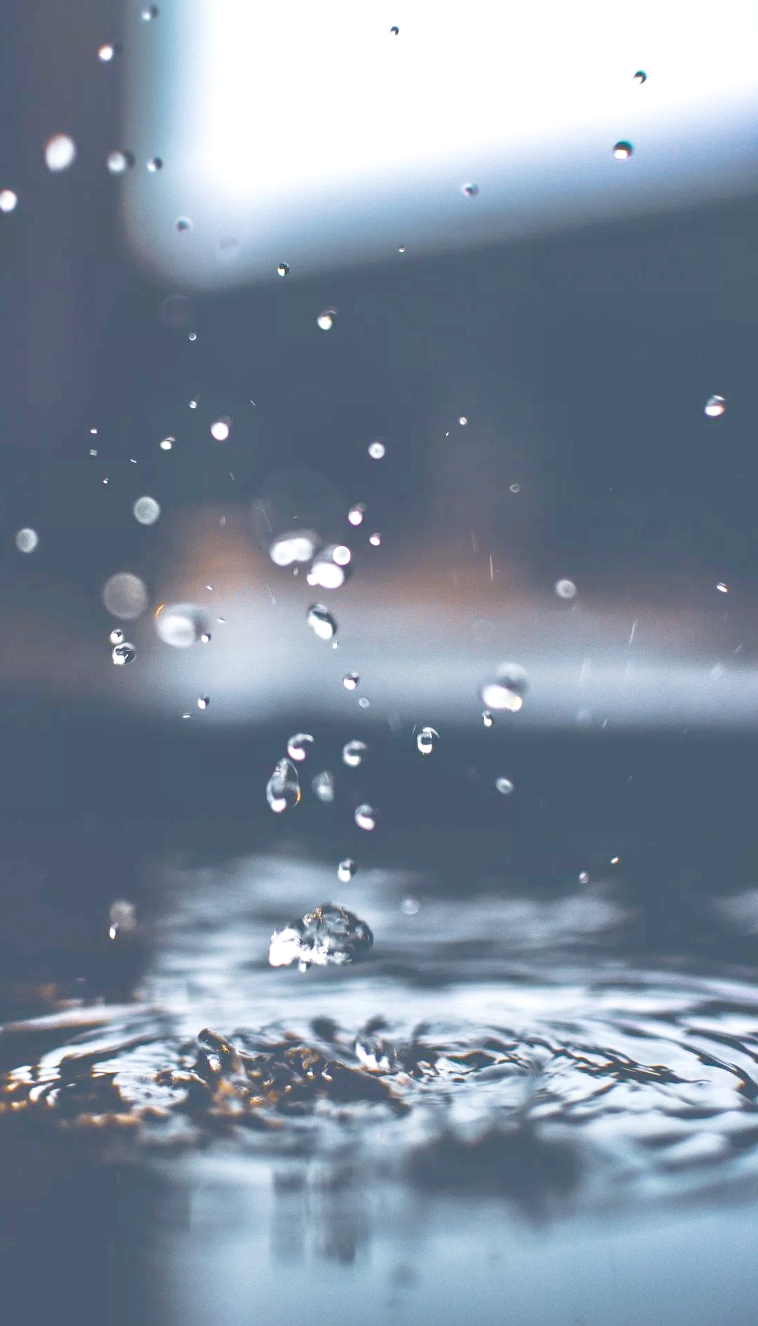 多首诗歌描绘雨滴之美,淋湿了诗人的心!