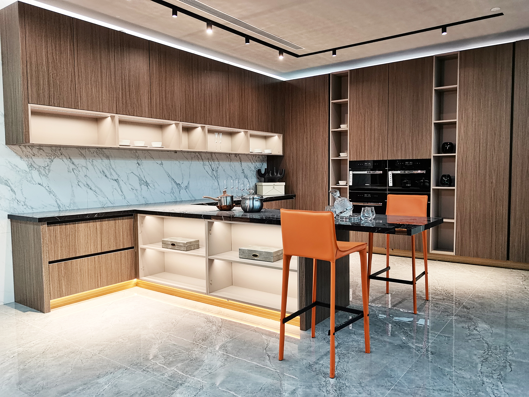 「开放式岩板厨房 t型岛台」打造高品质餐厨空间