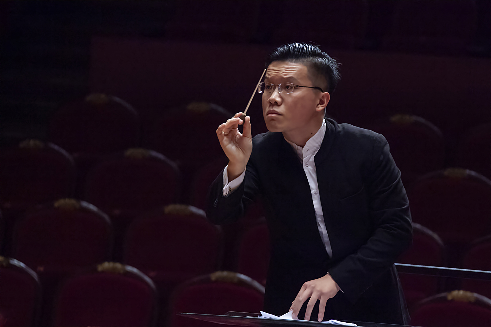 交响乐舞台纪实人物肖像摄影赏析;青年指挥家孙一凡