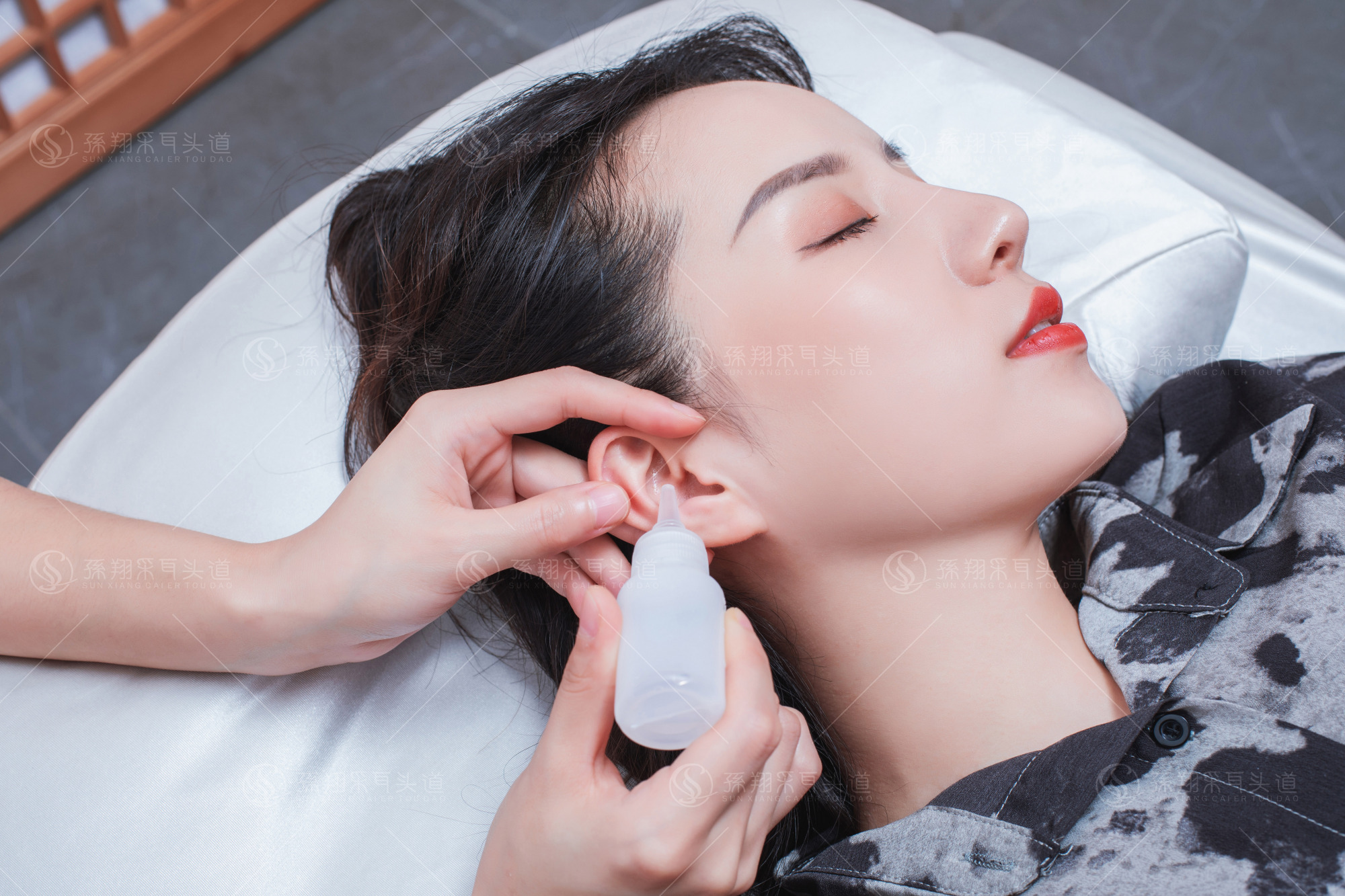 难过~耳朵里有耵聍怎么办?来给耳朵洗个澡呗