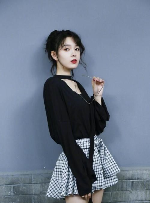 陈瑶与男子挽手逛超市 亲昵挽男方手臂十分甜蜜