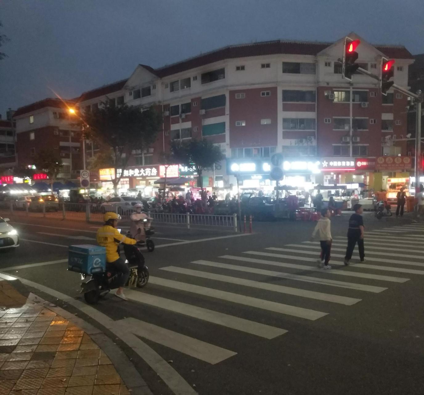 在翔安郑坂村村口,有几个大学生在创业――卖四果汤,我在对面美食街吃