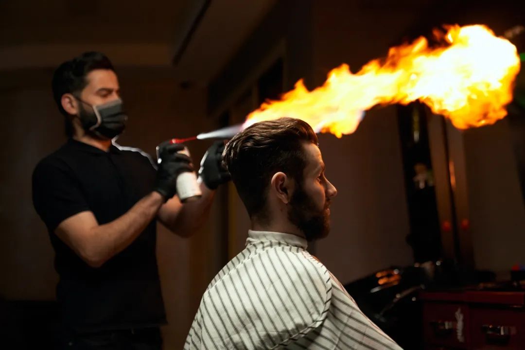 在印度,用火烧头发是基本操作
