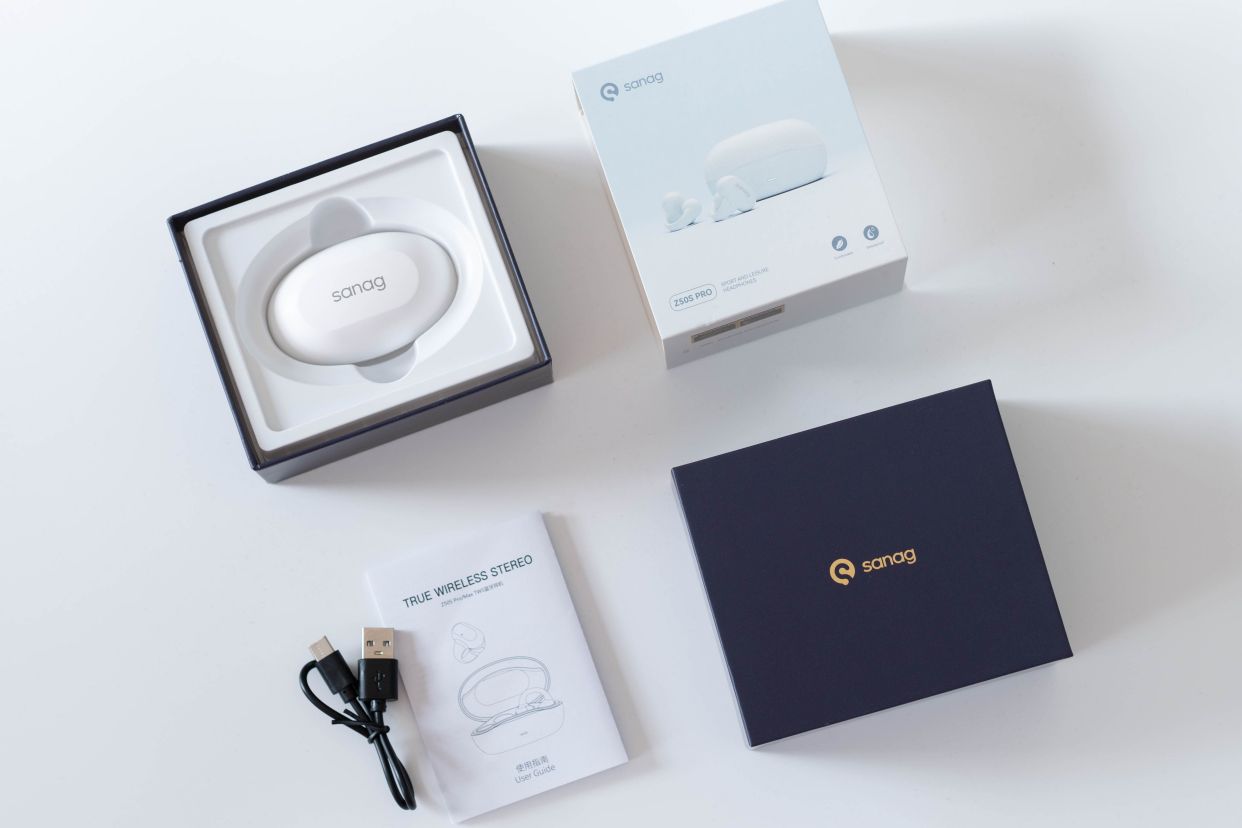 sanag塞那的耳机包装还是一如往常的纸盒包装,和深蓝色的包装盒颜色