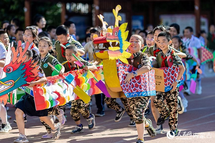 内蒙古呼和浩特:旱地龙舟赛 趣味迎端午