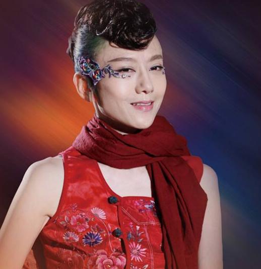 61岁杨丽萍近照曝光,穿橘色套装气质清新,身材纤细头发茂密抢镜