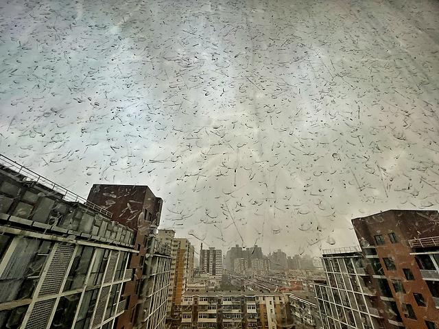 大风沙尘泥雨雷电齐现身 北京下"泥雨"了