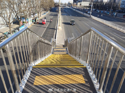 全国首创!北京人行过街天桥增加导向标线