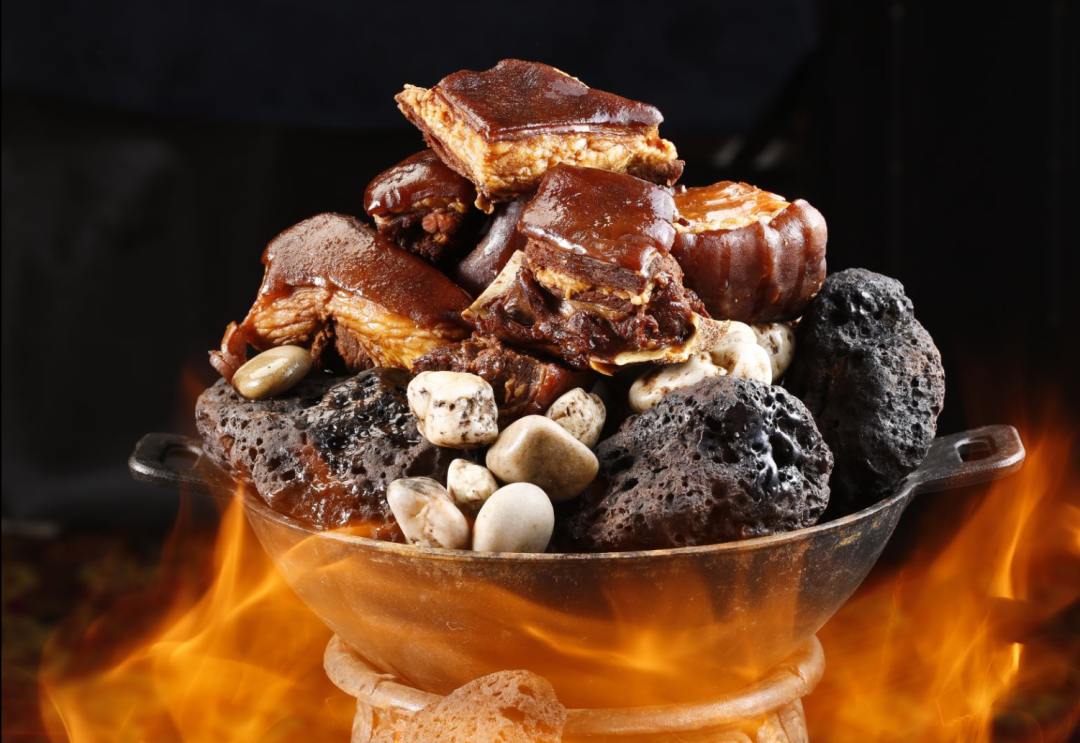 石头烤肉,顾名思义,就是把石头和羊肉放在一起烤煮然后取食.