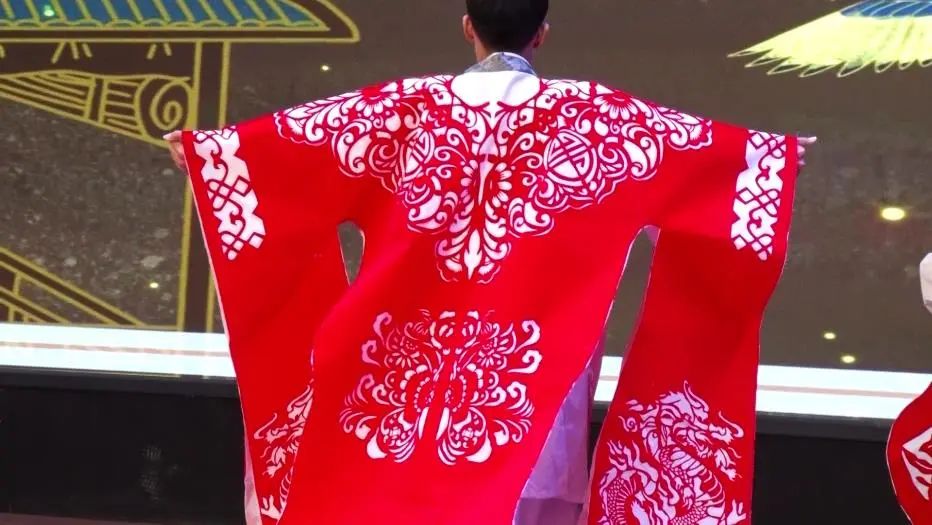 成武:剪纸时装秀 秀出非遗惊艳魅力