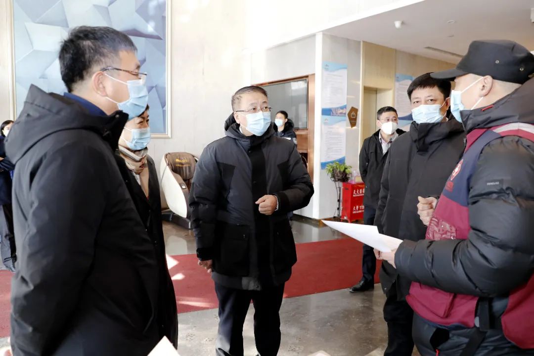 李忠斌督导检查疫情防控和安全生产工作