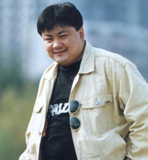 回顾:"胖星"洪剑涛:一场意外导致身体发胖,娶大妻子也幸福