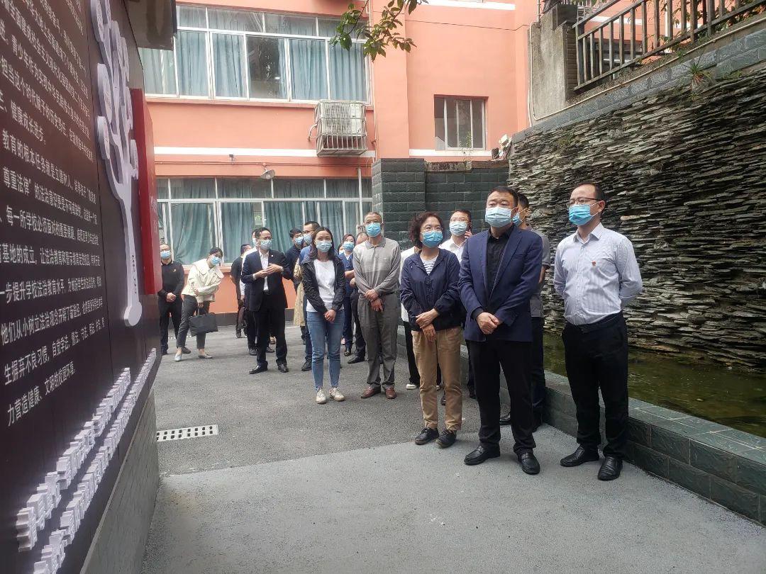 旌阳区人大唐平主任一行到德阳七中调研法律进学校