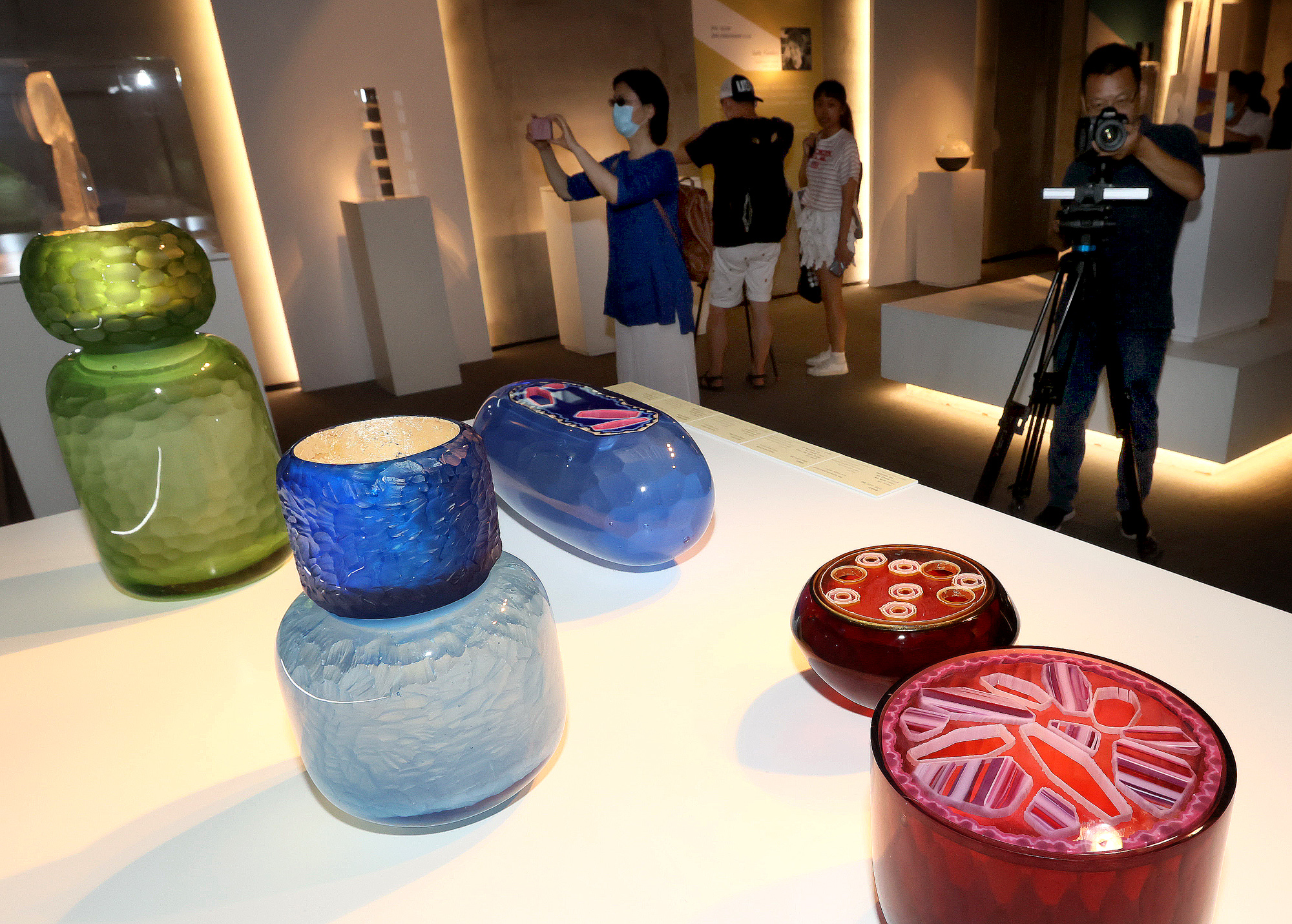 9月2日,观众参观玻璃艺术品.