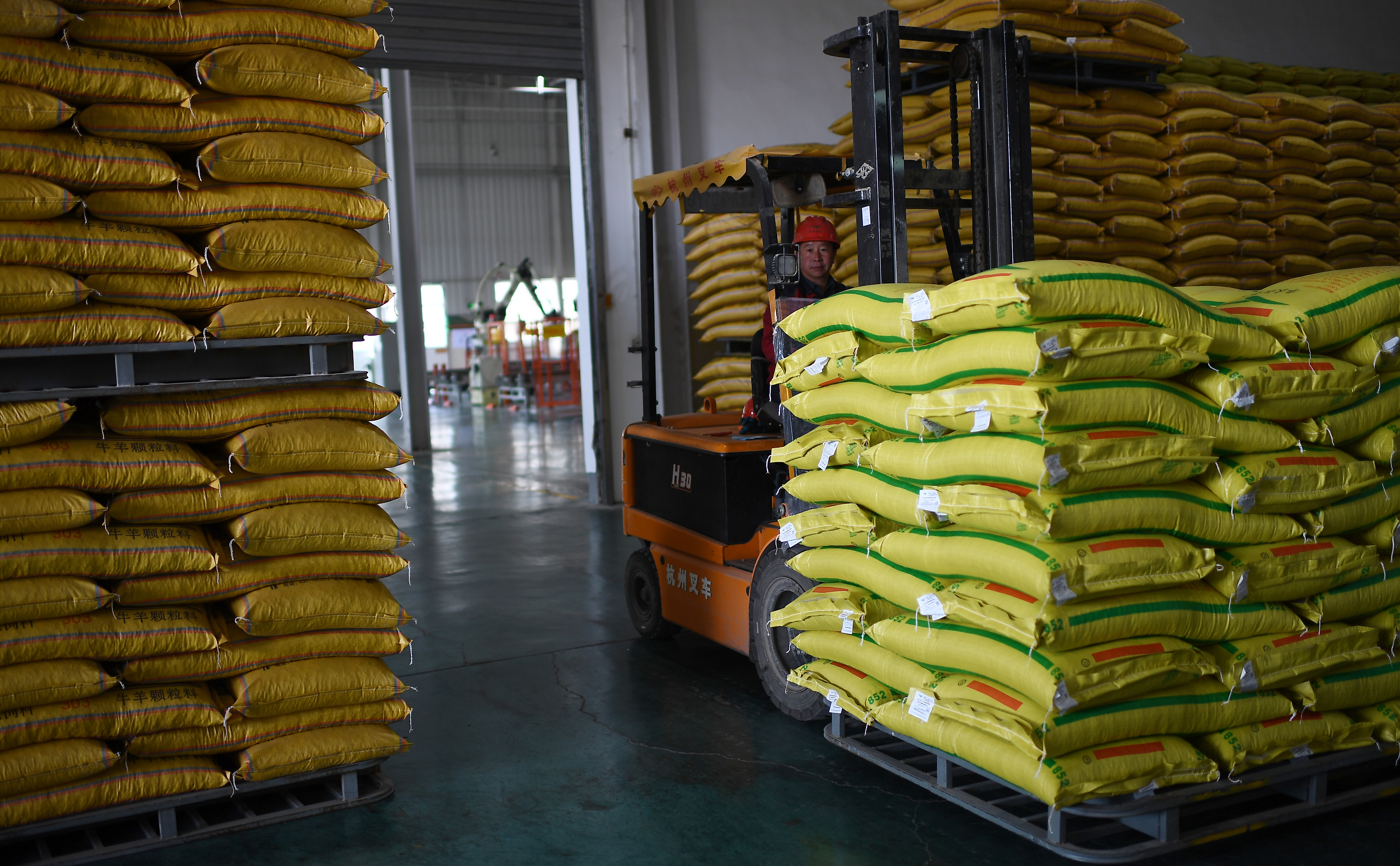 青海海东:饲料需求旺 企业生产忙