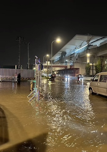 张杨北路东靖路施工时挖断水管 路面一度严重积水