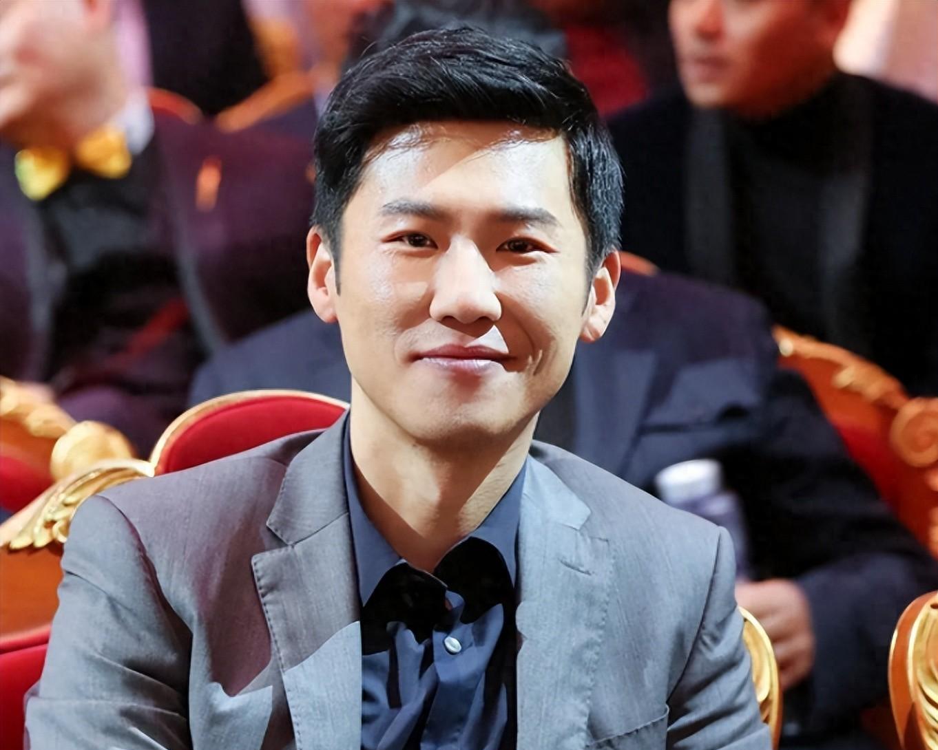 母亲是影后,父亲是导演王群,他27岁才出道,跑多年龙套44岁才红