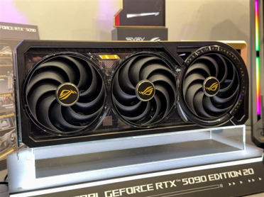 ROG夜神RTX 5090 20周年纪念卡发布：4槽巨兽解锁800W！