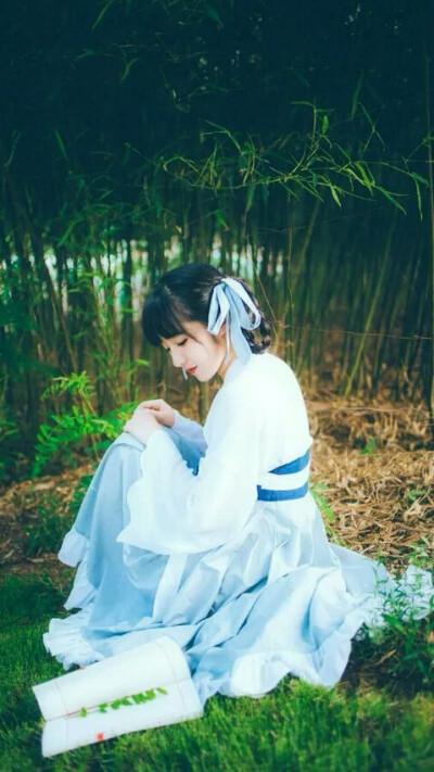 《草包王妃很彪悍》丑女王妃婚嫁当天就被关到冷院,自在又开心