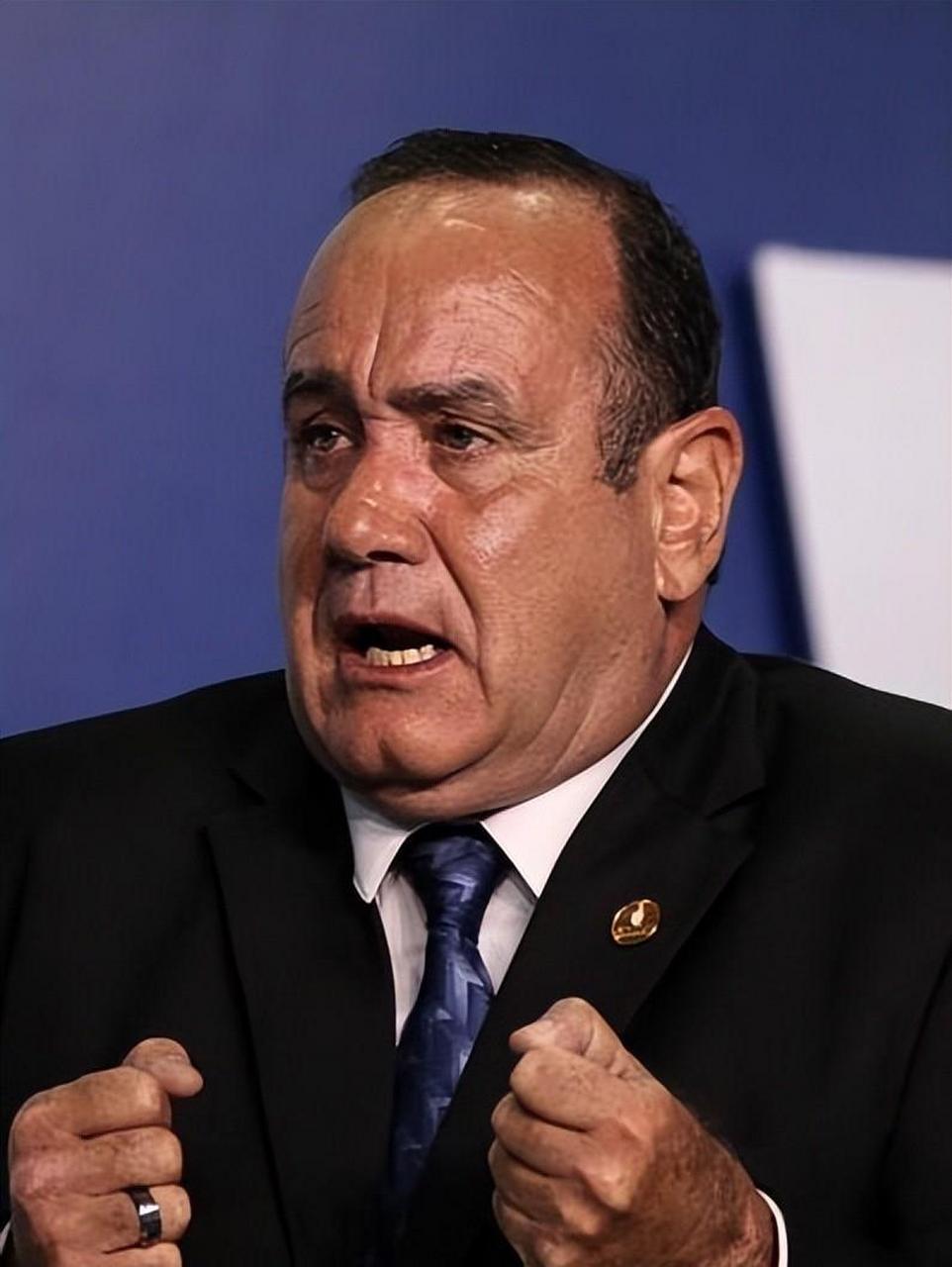 作为一个小国,危地马拉总统很显然,有着两方面的考虑.