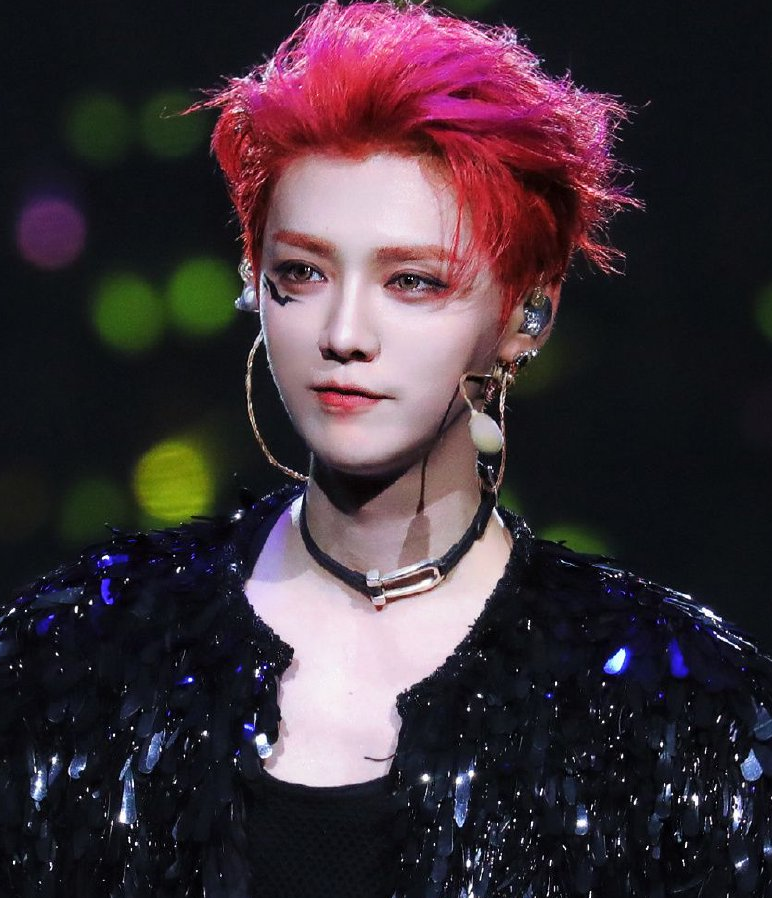 黄子韬现身鹿晗演唱会梦回exo,现场挥手互动,归国三子缺一人