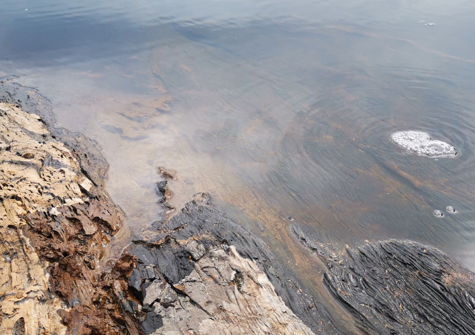 世最大的"沥青湖",国人靠它发财致富,夏季还能在湖面行走!