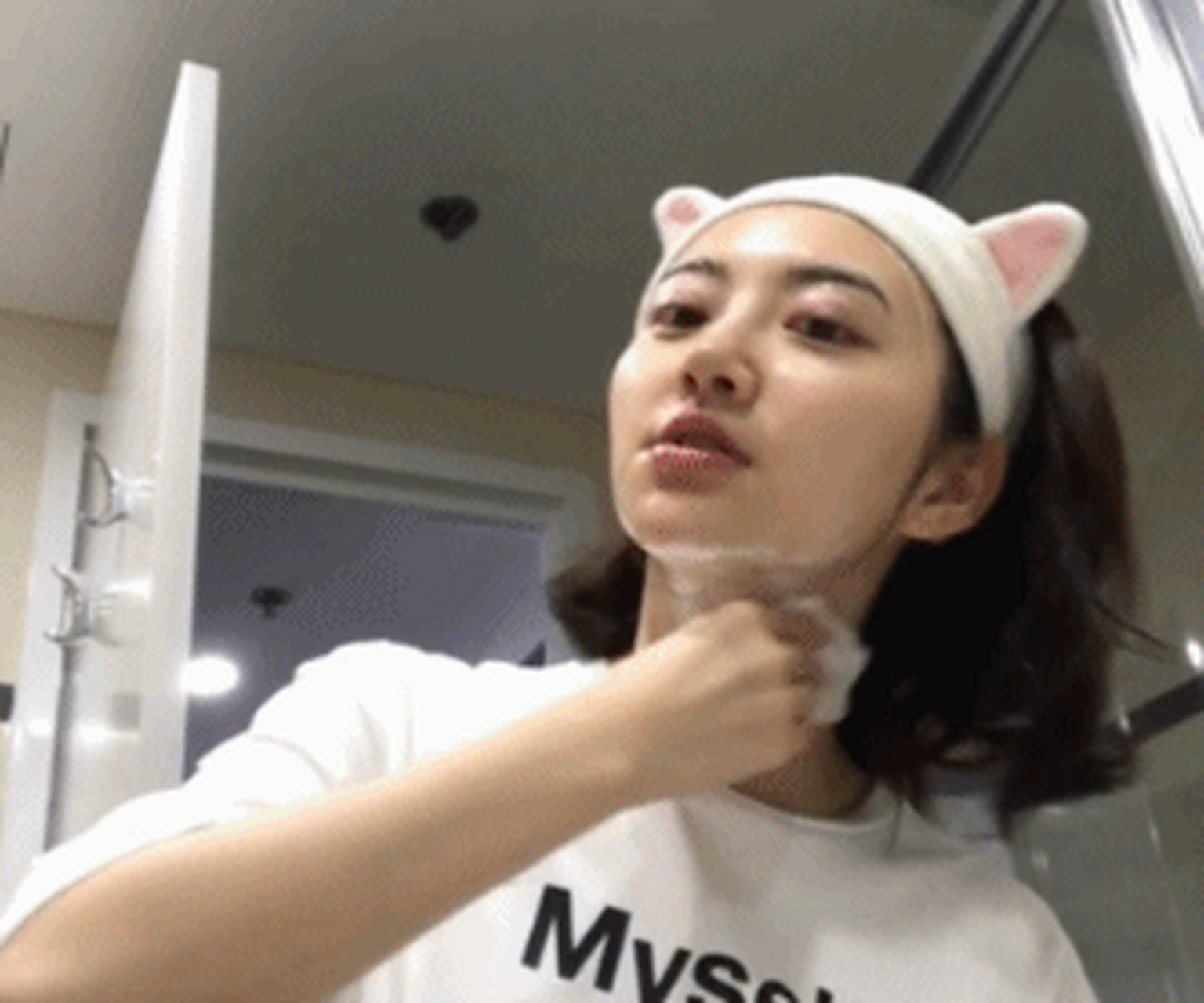 景甜就曾以"死亡魔鬼仰拍视角"直播过洗脸