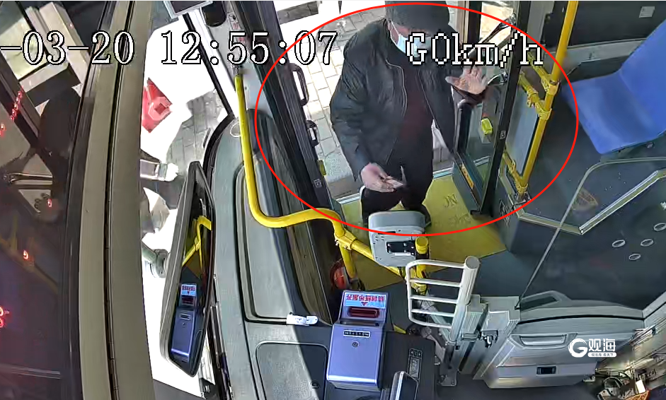 "大爱青岛"有多暖?来看看公交车监控拍下的这组画面