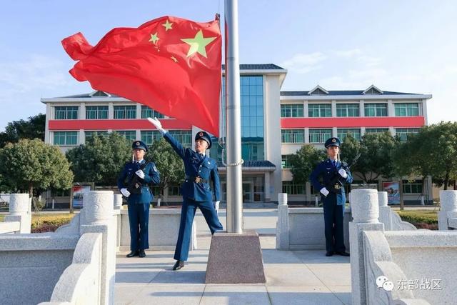 2023年第一天东部战区各部队隆重举行升旗仪式