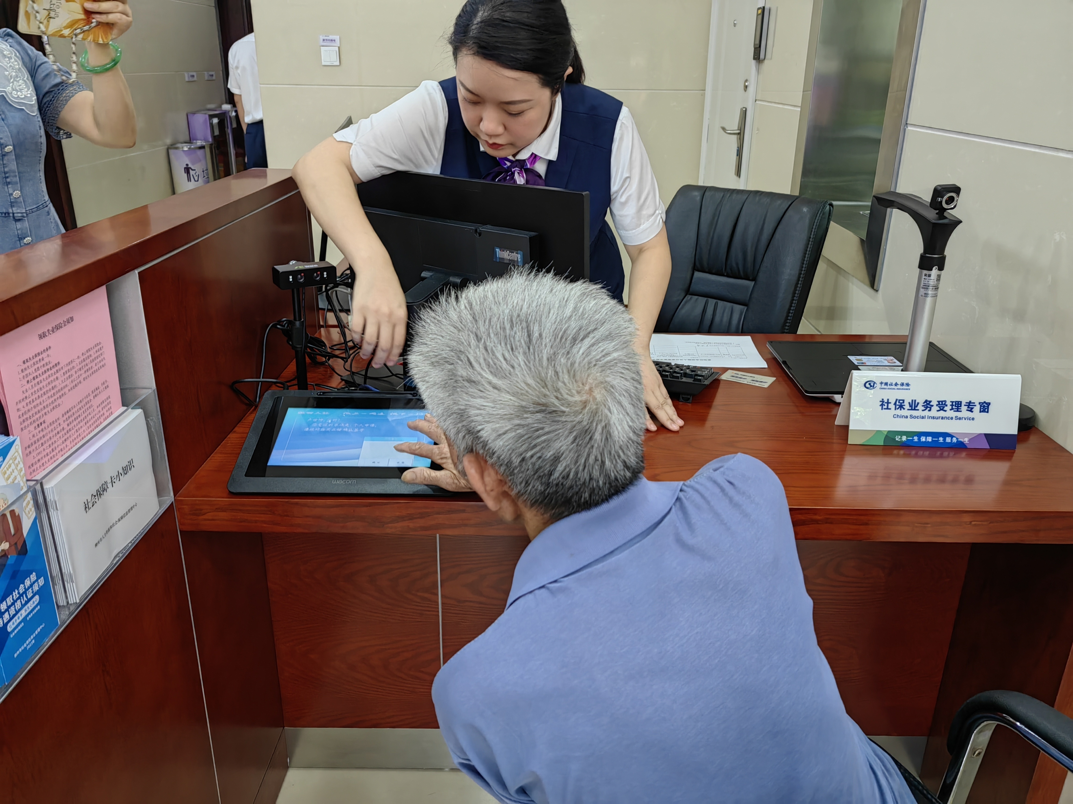 全区首创!柳州市社保业务进银行"柜面办"便民服务启动