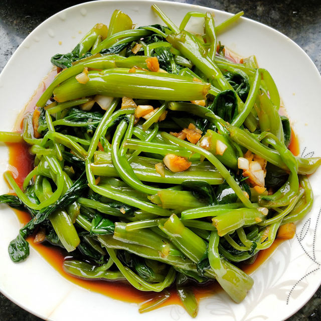 凉拌空心菜,口感脆嫩,清凉爽口