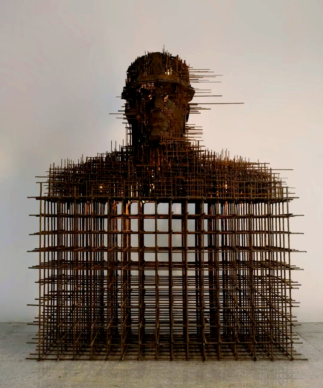 广州美术学院学生焊接巨型雕塑,展现工人形象与力量