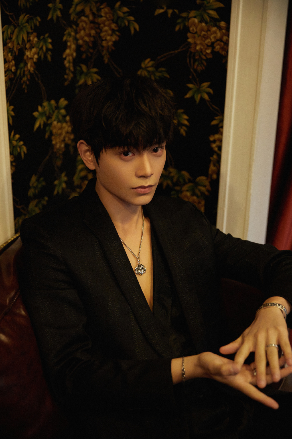 丁禹兮东方卫视春晚造型大片公开 一袭黑衣优雅帅气魅力值拉满!