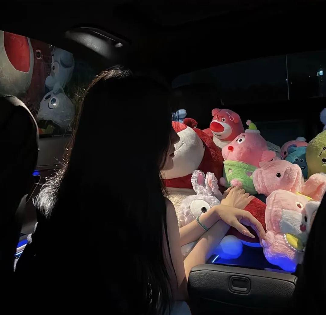 微信头像新潮流:2024年最新款女生头像引领时尚风潮