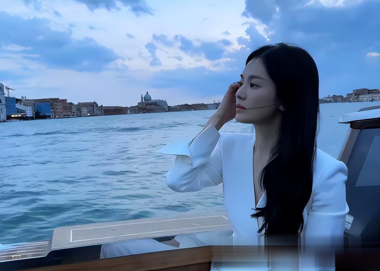 宋慧乔威尼斯街头吃冰淇淋,松弛感很强,穿搭越简单越显高级