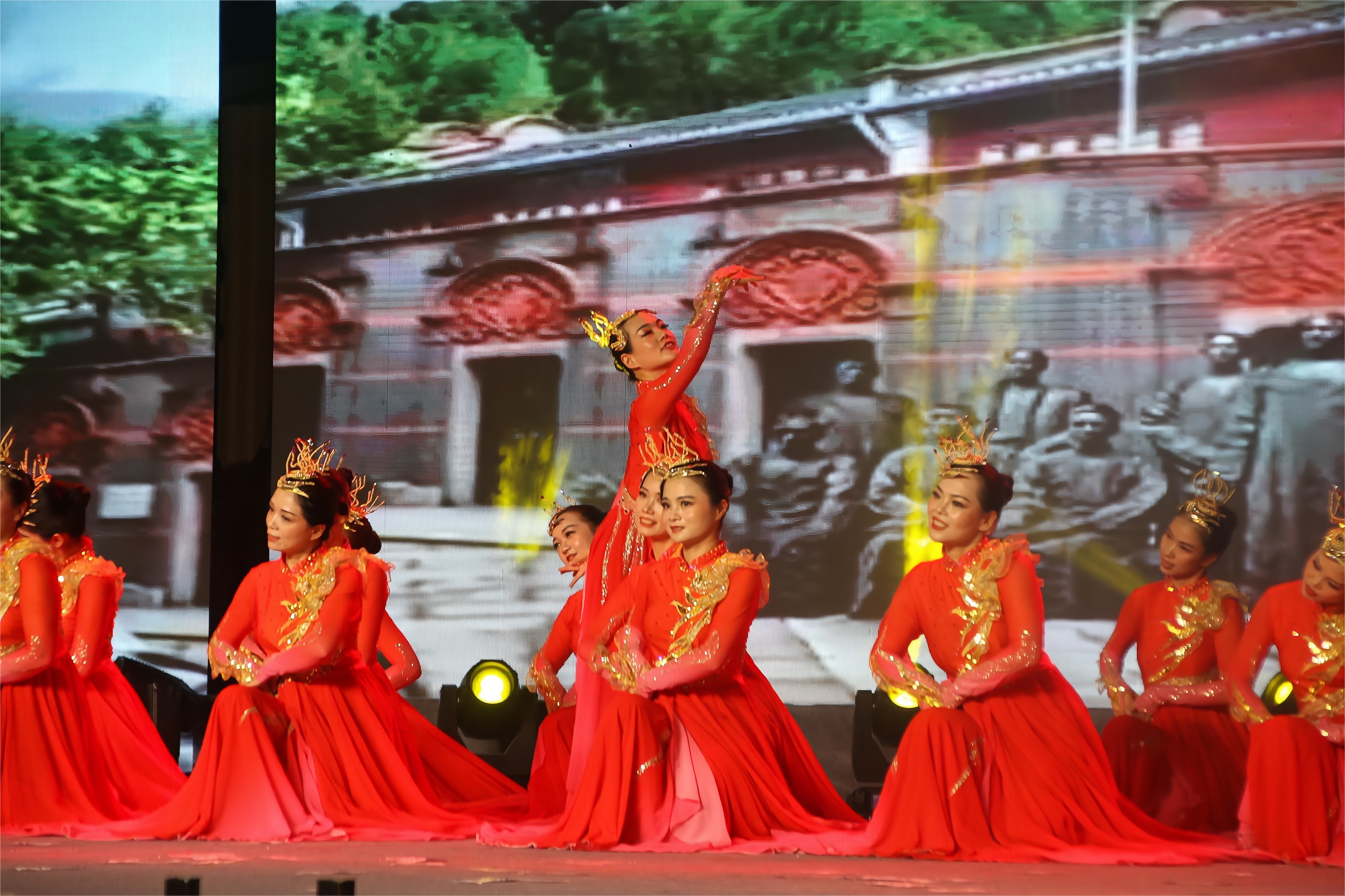 「航苗计划」无人机编队灯光秀助力温岭市泽国镇水澄村村晚晚会