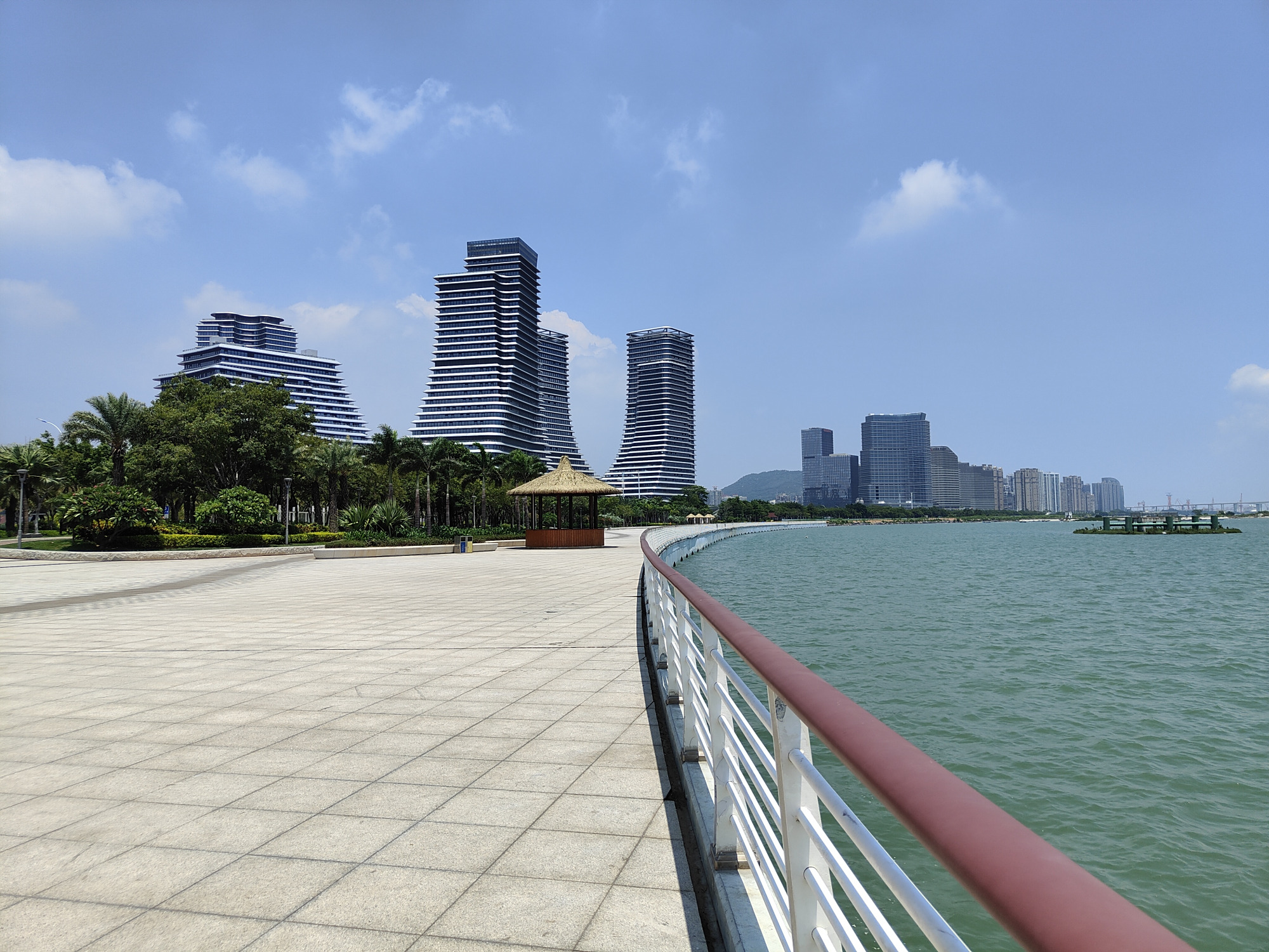 海沧湾是一座沿海湾线打造出的带状公园,厦门旅游的绝佳地方