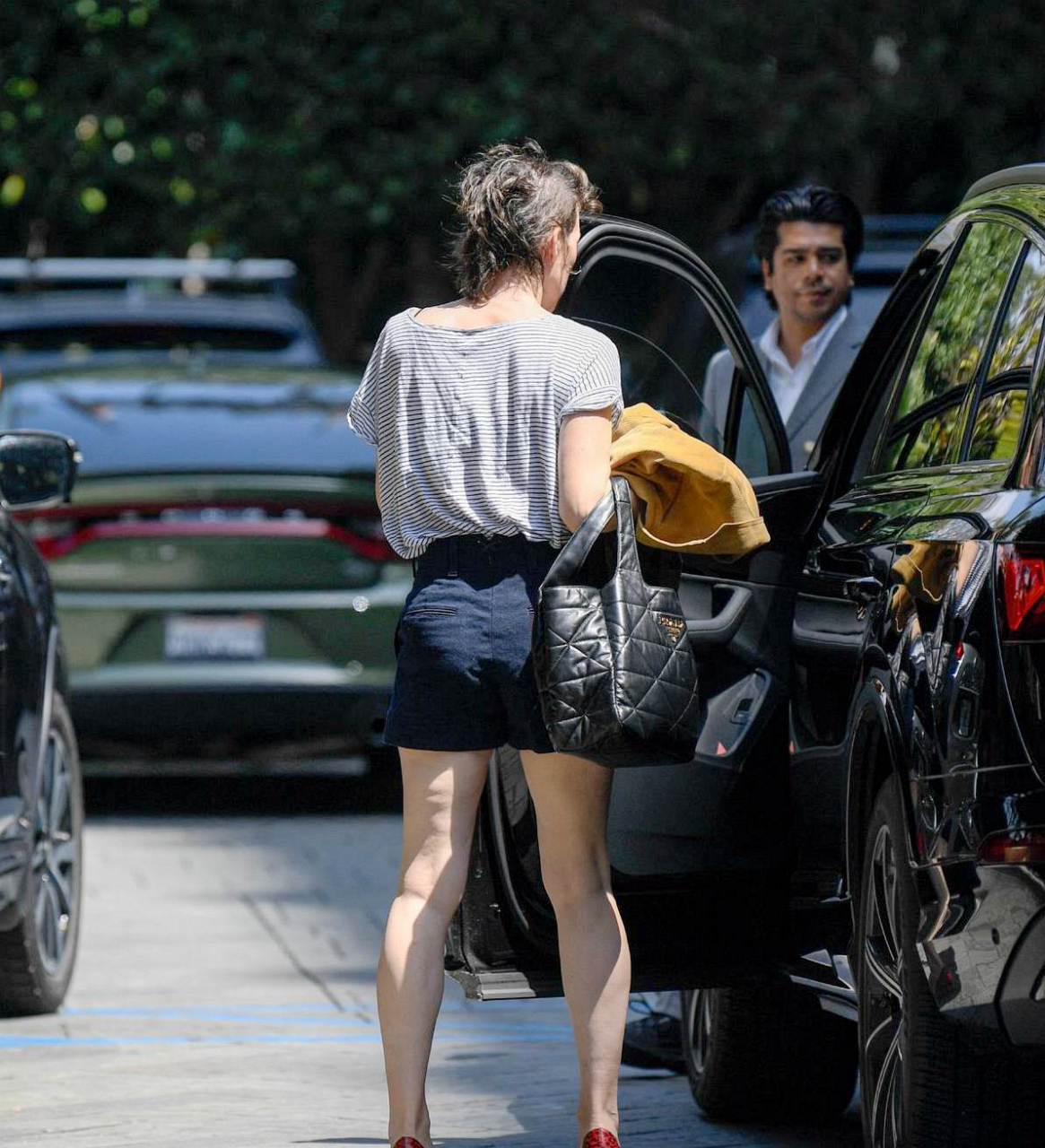 米拉·乔沃维奇街拍,条纹t恤搭配牛仔裤,整套穿搭看起来超级舒服自然!