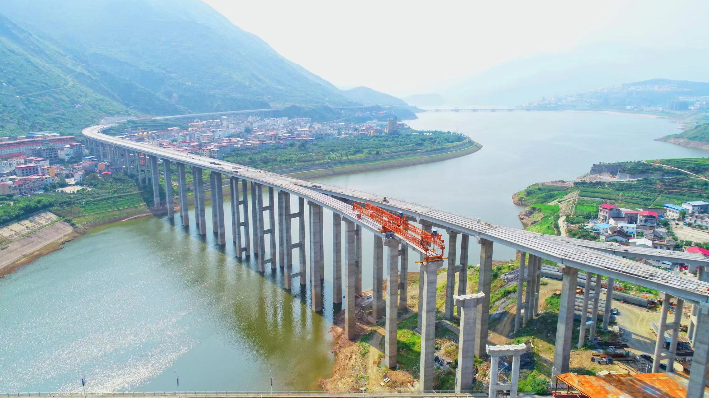 乌斯河隧道贯通 峨汉高速部分路段年底通车