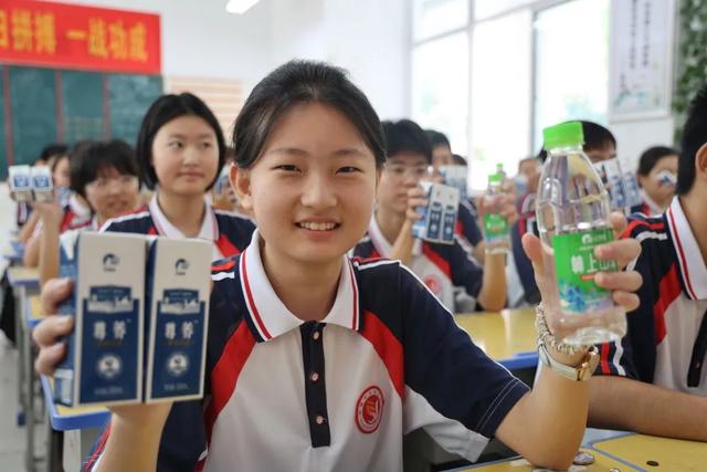 三色鸽乳业为南阳市实验学校中考学子送爱心